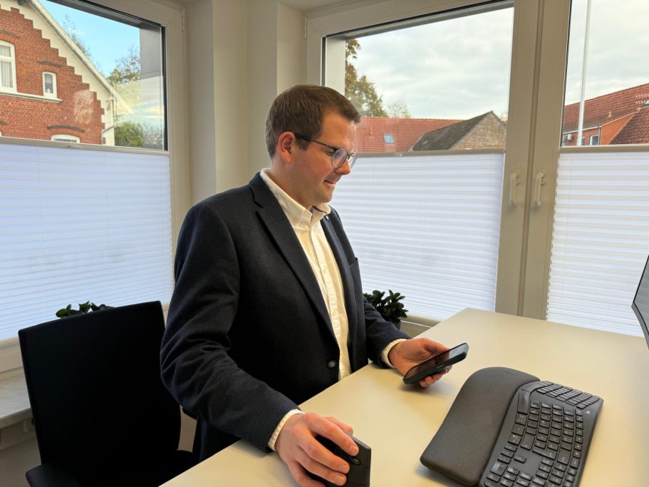 Geschäftsmann am Handy Geschäftsmann am Handy am Schreibtisch