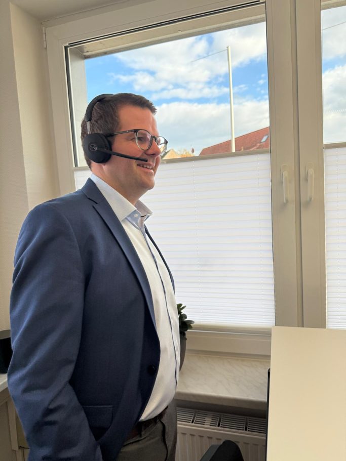 Geschäftsmann telefoniert Geschäftsmann steht im Büro und telefoniert.